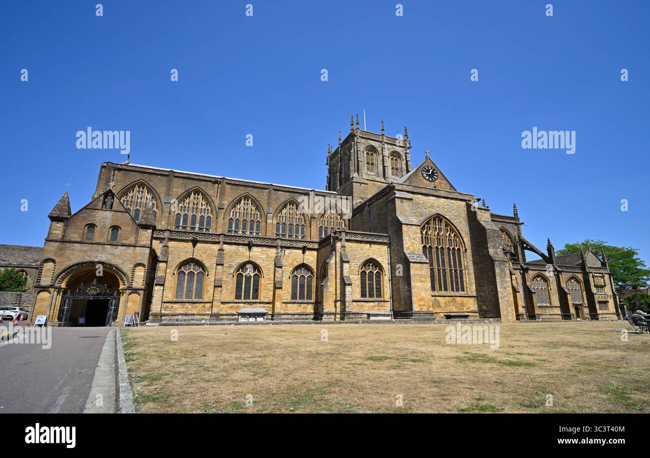 Außenansicht der Sherborne Abbey, auch bekannt als Abbey Church of St. Mary the Virgin, Dorset UK July Stockfoto