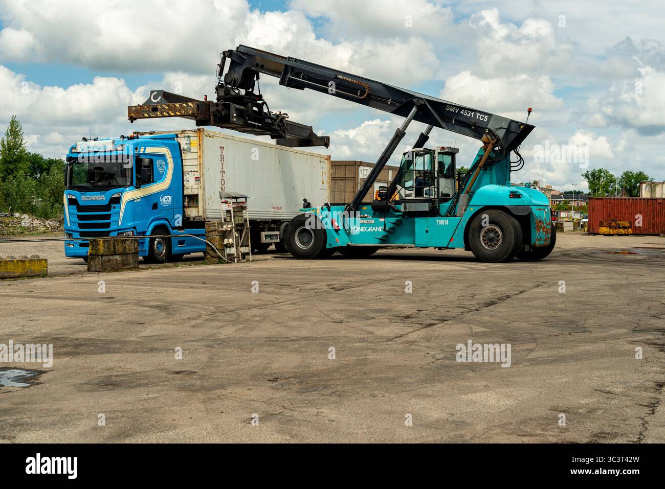 Lkw, der einen Kühlcontainer für den weltweiten Transport frischer Produkte liefert, bereit für eine neue Fracht auf dem Fruit Warf Terminal & Docks in Merwe Harbour, Rotterdam, Niederlande. Stockfoto