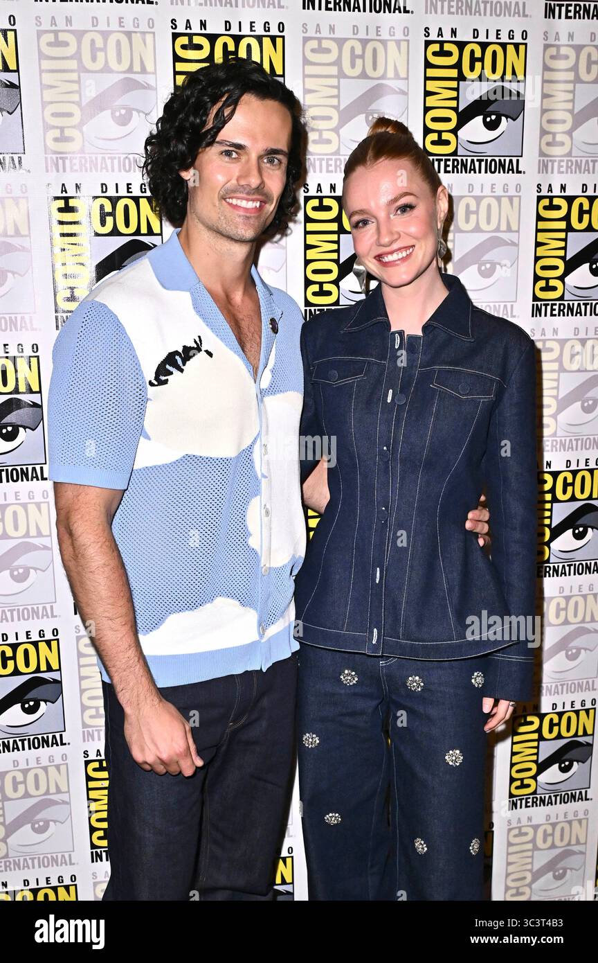 Jamie Roy und Harriet Slater beim Photocall zur Starz Serie 'Outlander: Blood of My Blood' auf der San Diego Comic-Con International 2025 im Hilton Bayfront Hotel. San Diego, 25.07.2025 Stockfoto