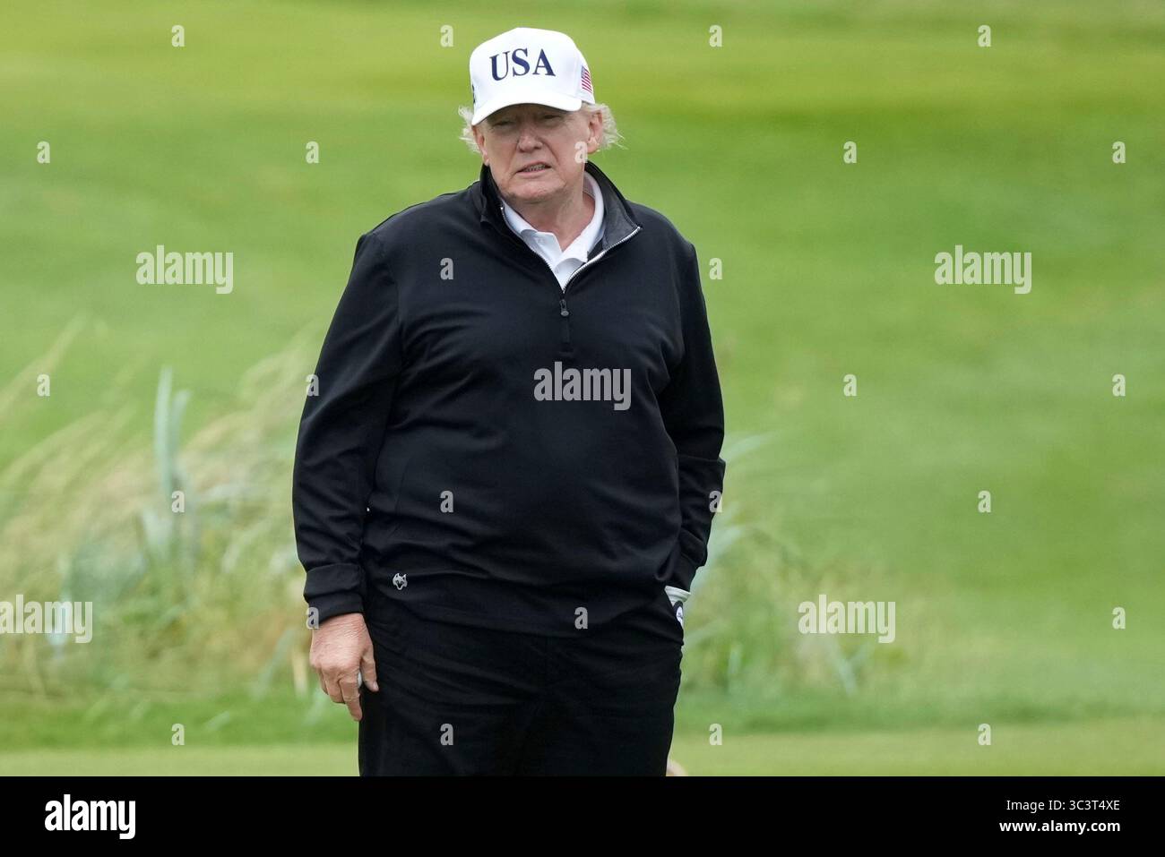 President Donald Trump watches as he plays golf at the Trump Turnberry golf course in Turnberry, Scotland, Sunday, July 27, 2025.(AP Photo/Alastair Grant) Stockfoto