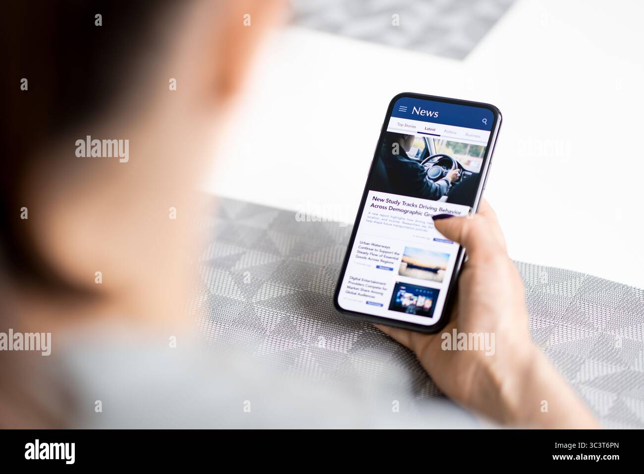 Nachrichten am Telefon. Pressemitteilung. Lesen digitaler Medien. Mockup-Online-Zeitung auf Handy-Bildschirm. Frau, die mobile Website nutzt. Aktuelle artikelüberschriften. Stockfoto
