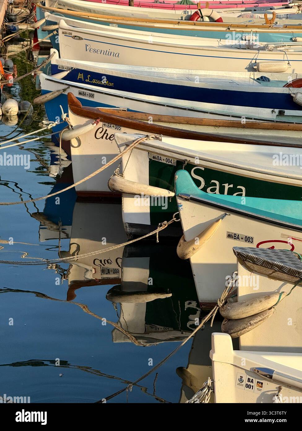 Bugböcke von kleinen Booten im Hafen von Bardolino am Gardasee, Italien Stockfoto
