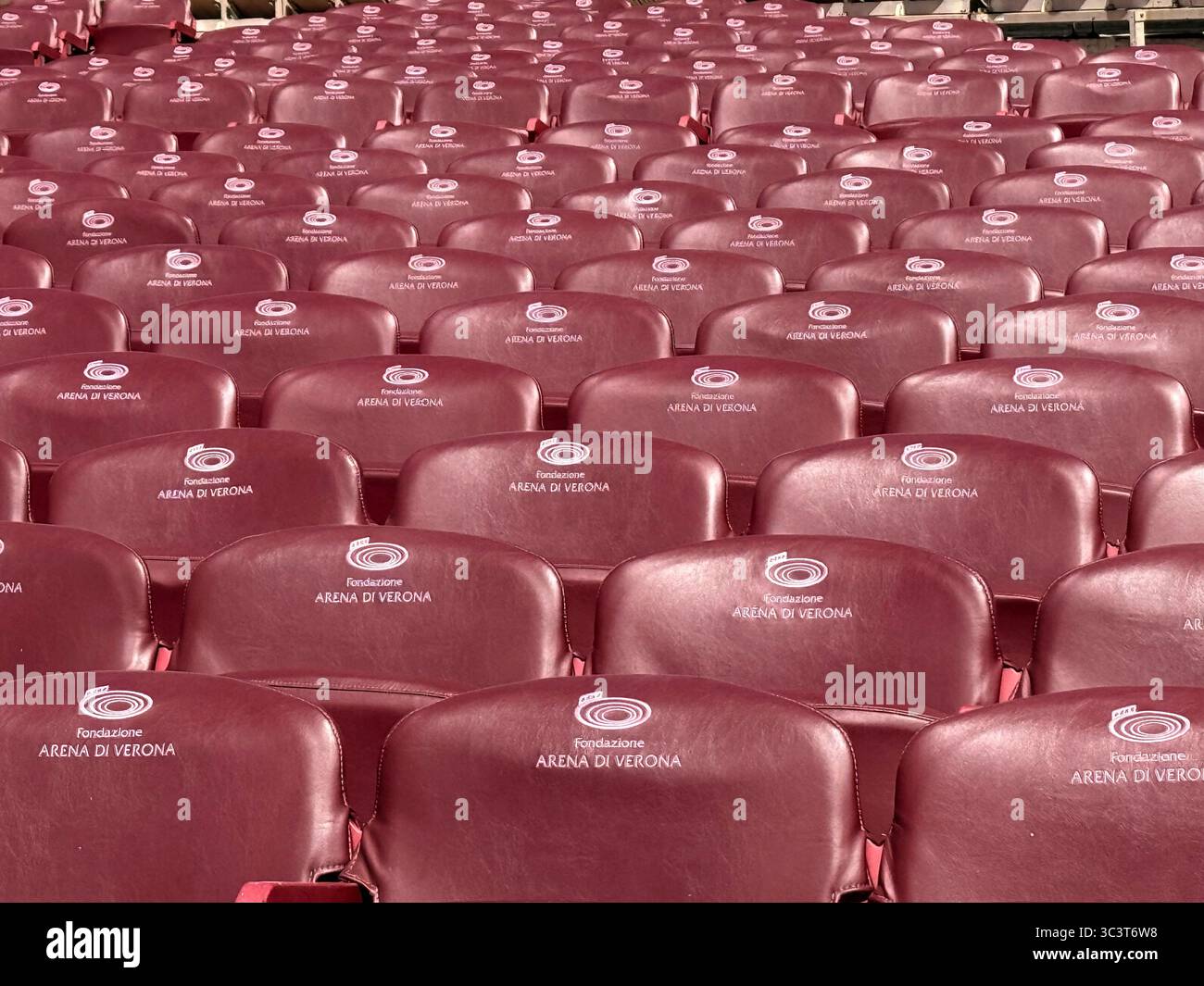 Zusammenfassung der roten Sitze in der Opernarena in Verona, Italien Stockfoto