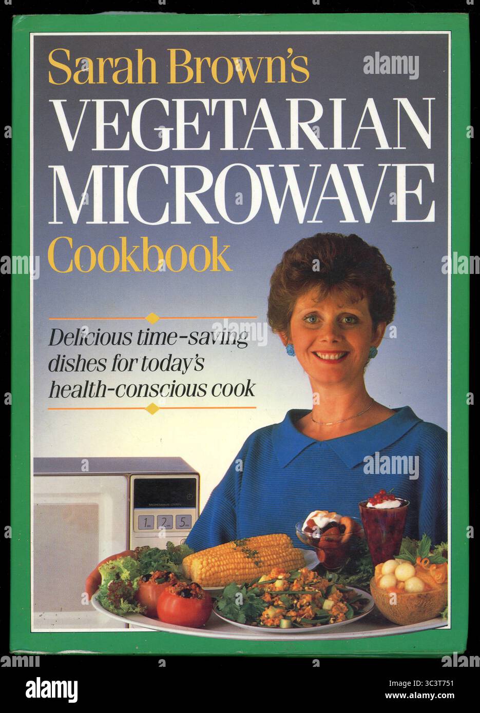 Vintage Hardback Buch Cover von Sarah Brown's Vegetarian Microwave Cookbook, Vintage Kochbuch, veröffentlicht 1987, Großbritannien Stockfoto