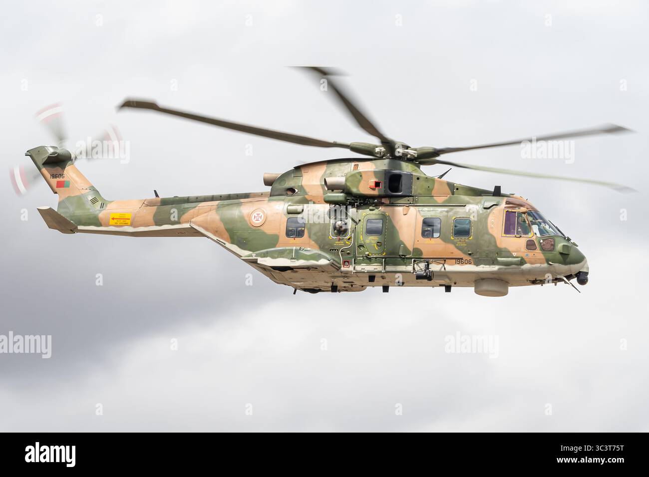 Ein AgustaWestland AW101 Militärhubschrauber der Esquadra 751 der portugiesischen Luftwaffe. Stockfoto