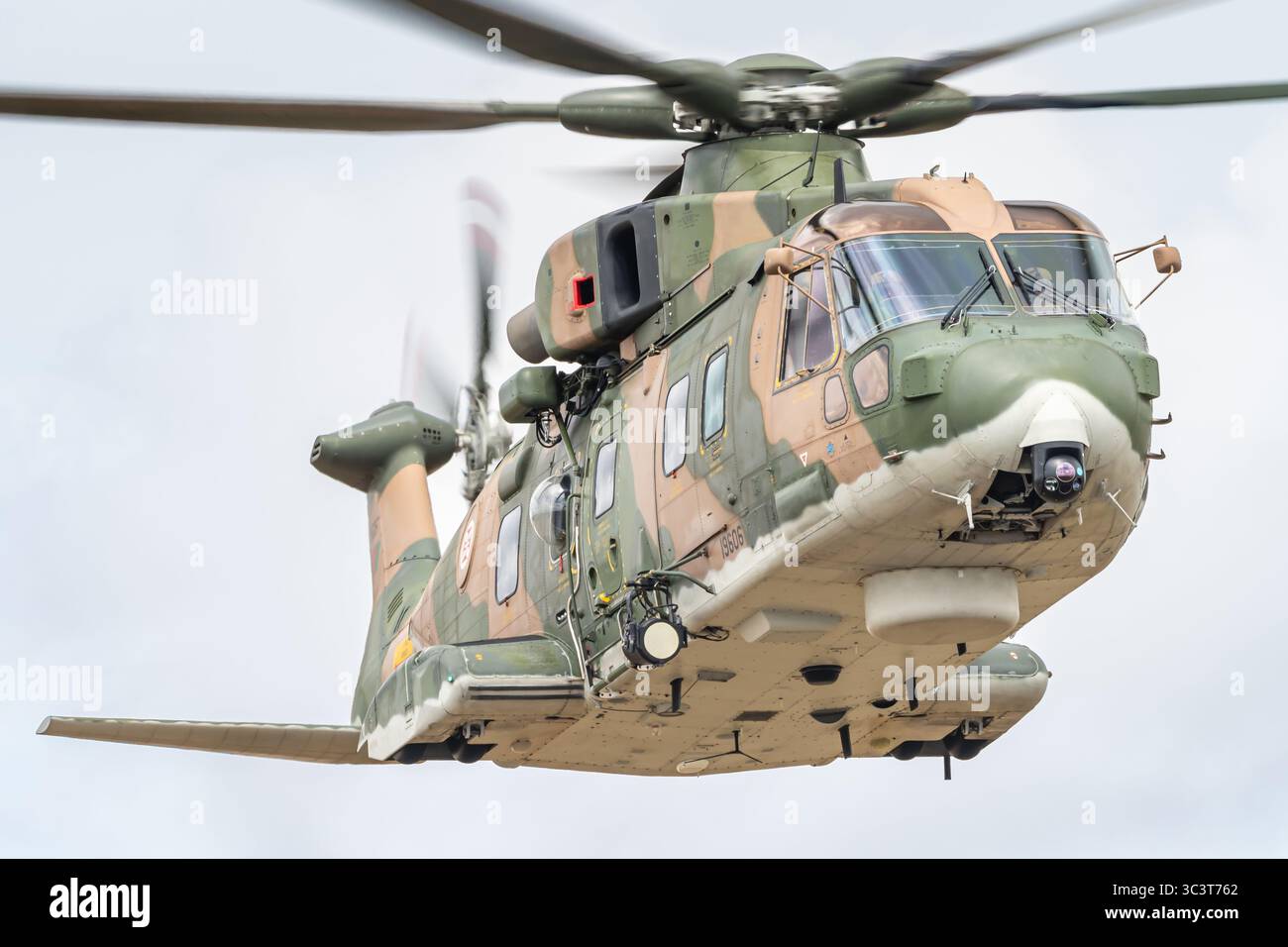 Ein AgustaWestland AW101 Militärhubschrauber der Esquadra 751 der portugiesischen Luftwaffe. Stockfoto