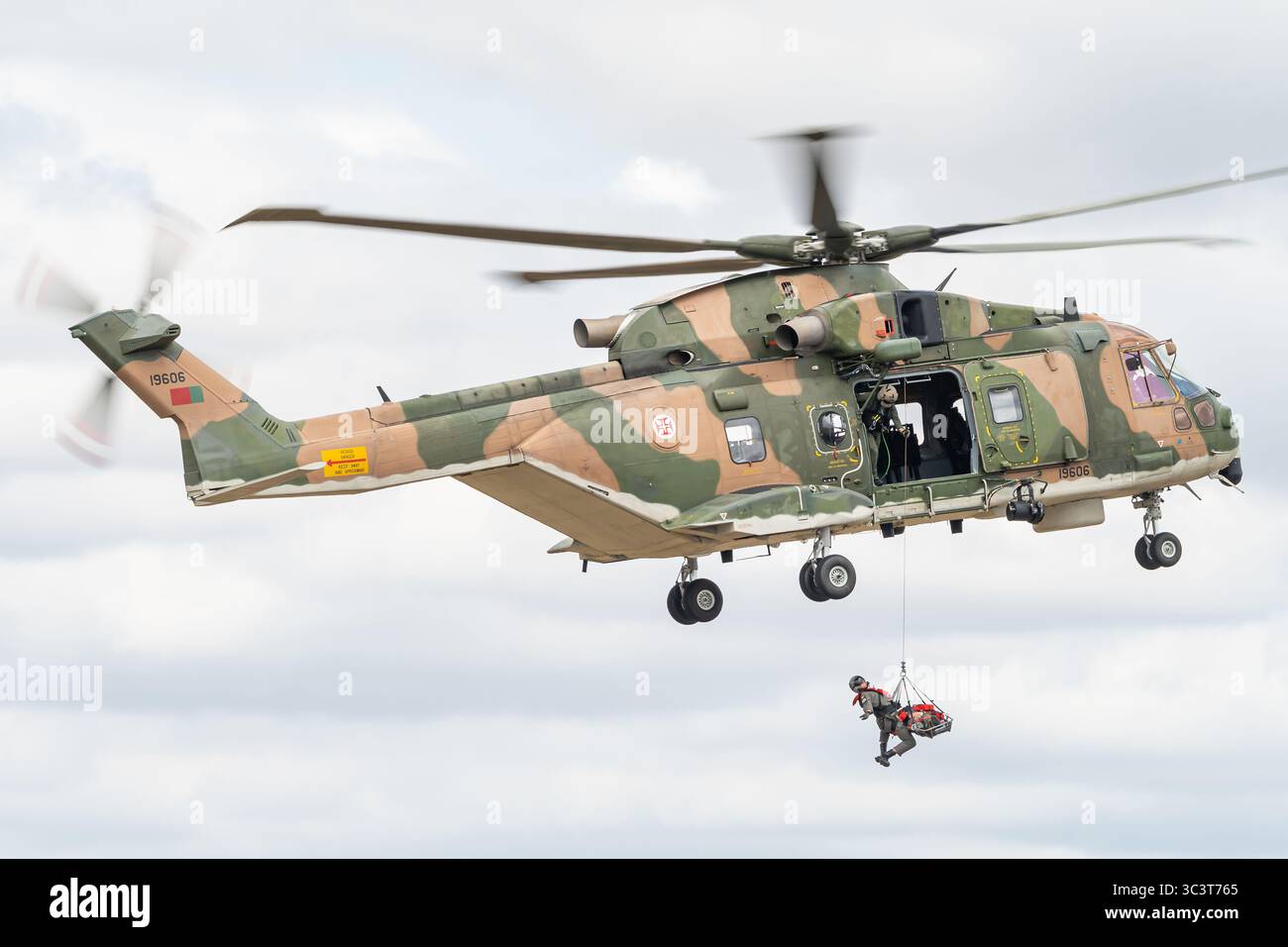 Ein AgustaWestland AW101 Militärhubschrauber der Esquadra 751 der portugiesischen Luftwaffe. Stockfoto