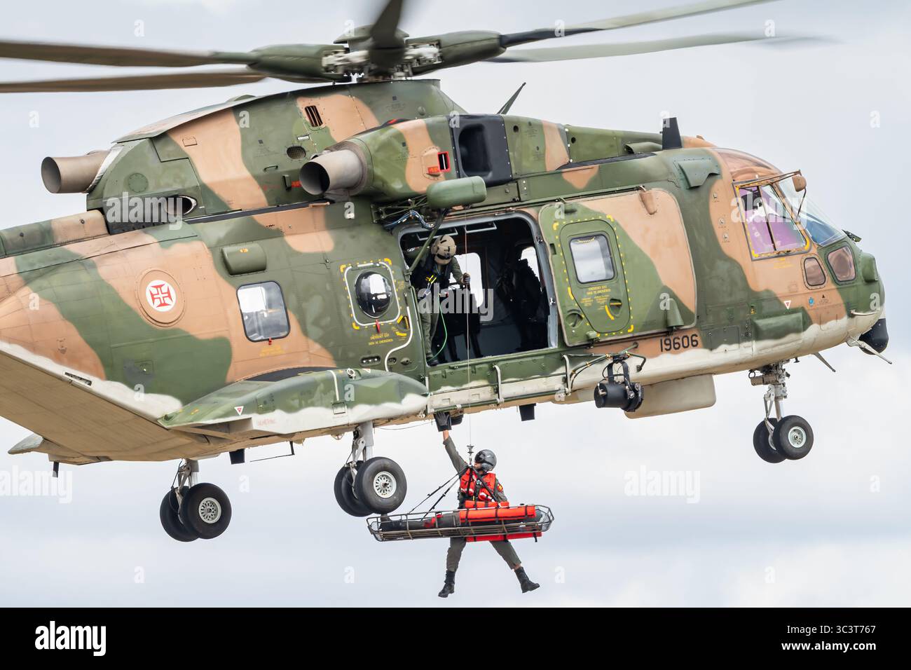 Ein AgustaWestland AW101 Militärhubschrauber der Esquadra 751 der portugiesischen Luftwaffe. Stockfoto