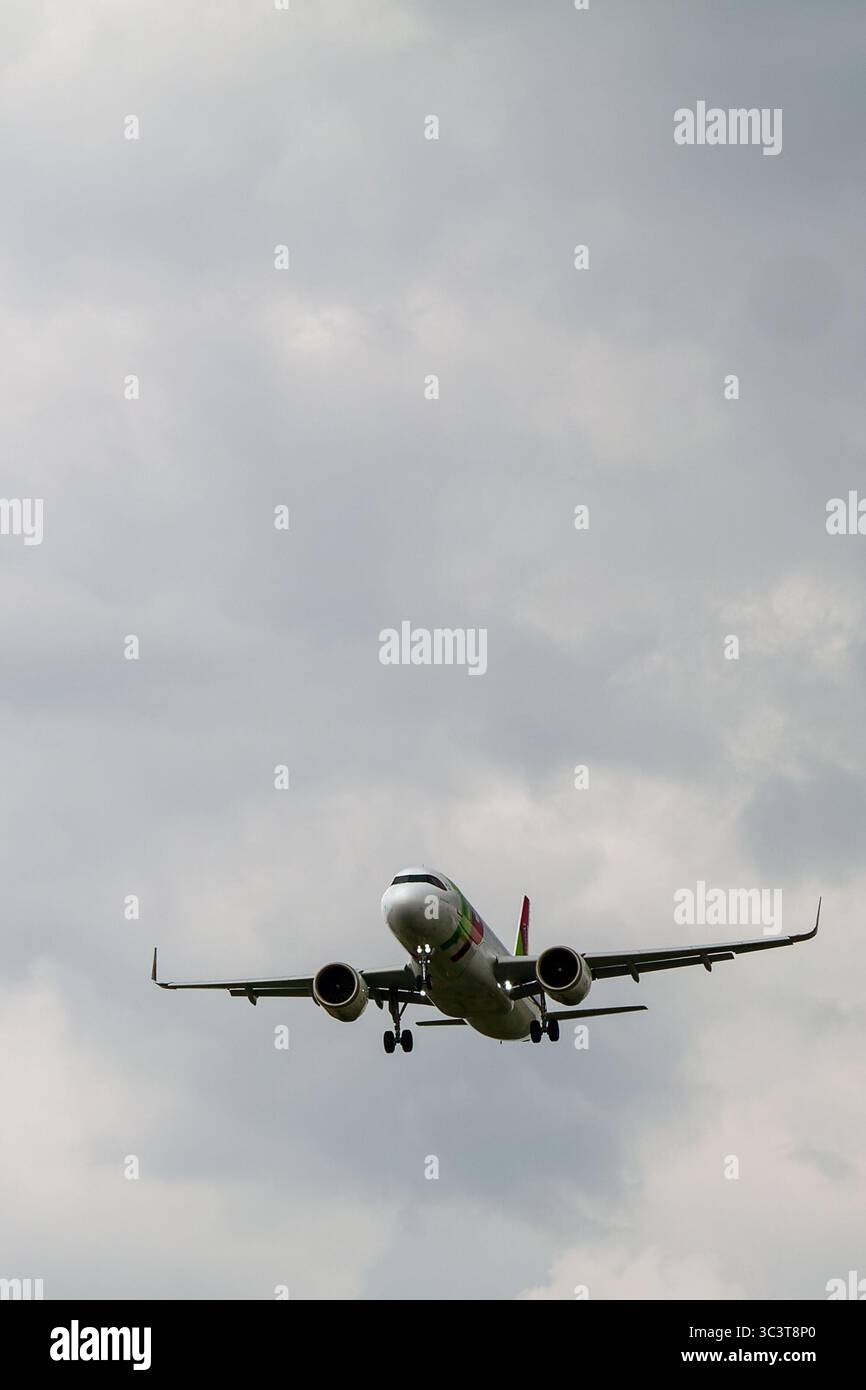 Brüssel, Belgien, 26. Juli 2025 Airbus A320 Neo der Firma AIR Portugal, CS TVH landet am Flughafen Brüssel. Stockfoto