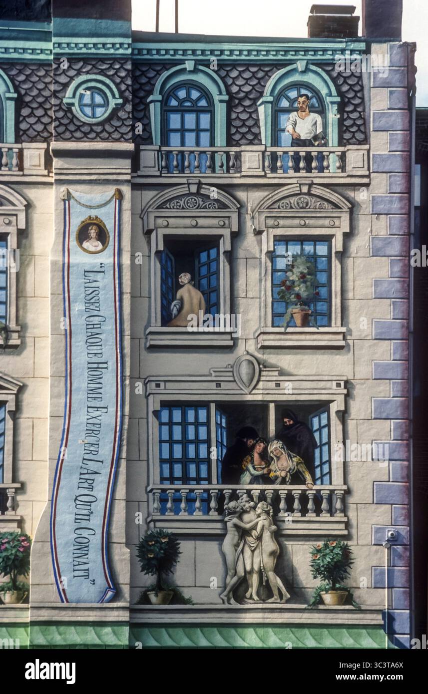 1992 Archivfoto des Trompe-l'oeil-Effekts am Gebäude an der Ecke Newbury Street und Dartmouth Street, Boston, Massachusetts. Das Schild auf dem Banner steht auf Französisch: Laissez chaque homme strucer l'Art qu'il connait oder lasst jeden Mann seine Kunst üben, die er kennt, ein Zitat von Aristophanes. Stockfoto