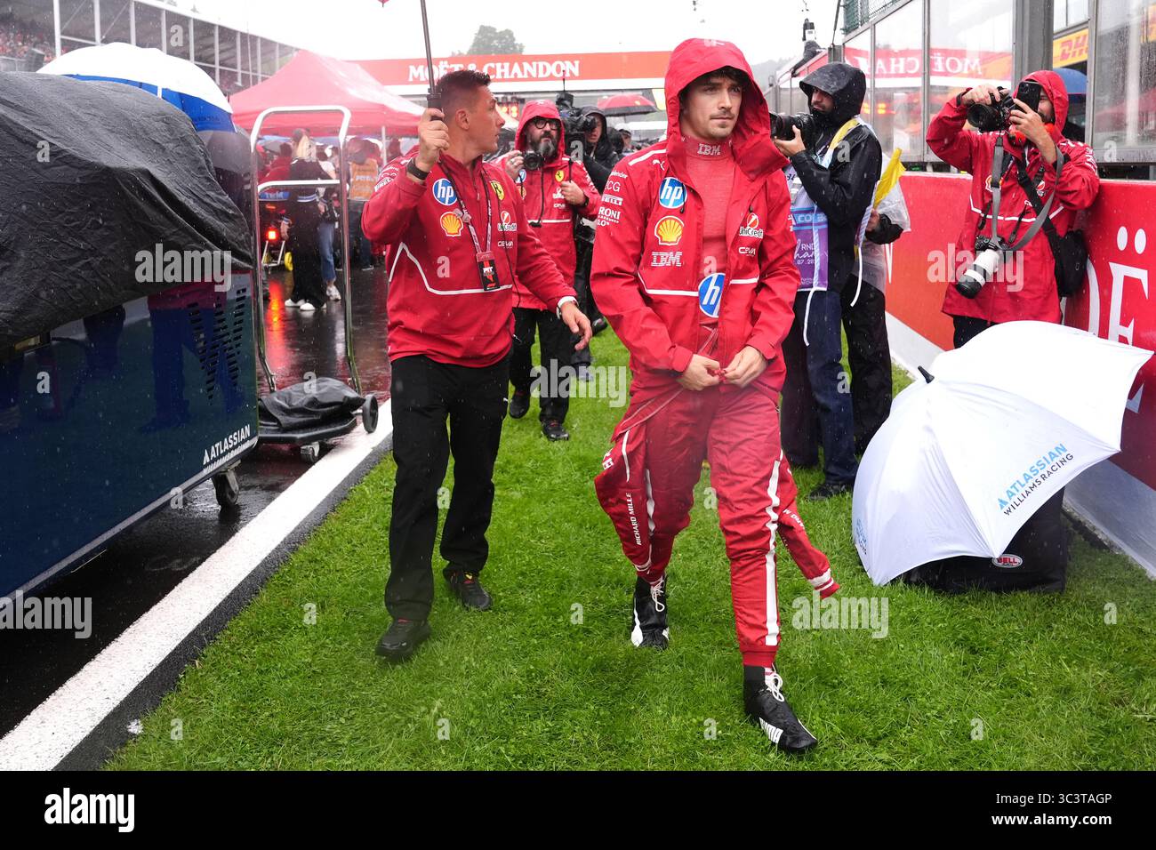 Ferraris Charles Leclerc (rechts) vor dem Rennen auf dem Circuit de Spa-Francorchamps, Stavelot, Belgien. Bilddatum: Sonntag, 27. Juli 2025. Stockfoto