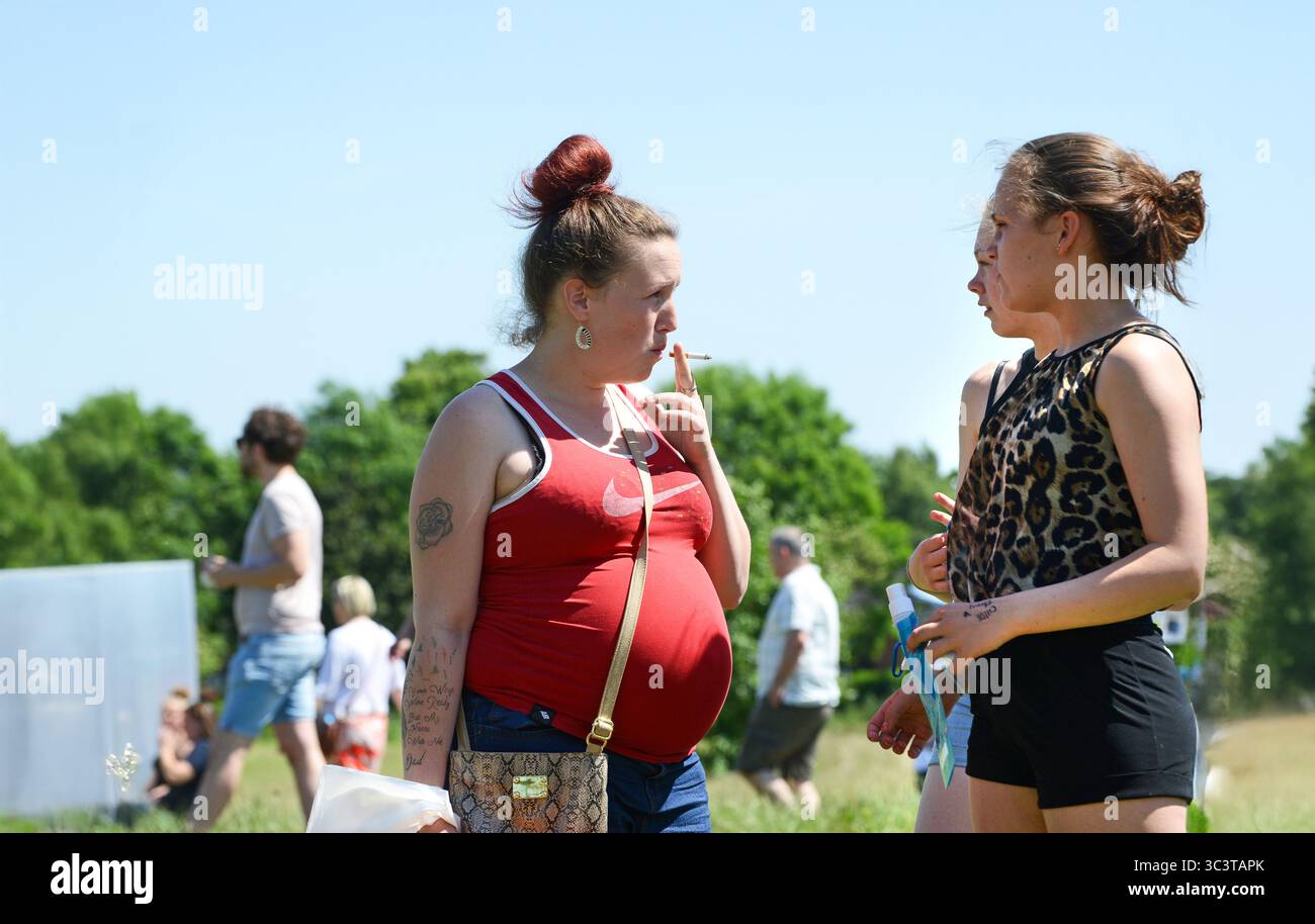 Frau raucht Zigarette in West Midlands, Großbritannien Stockfoto