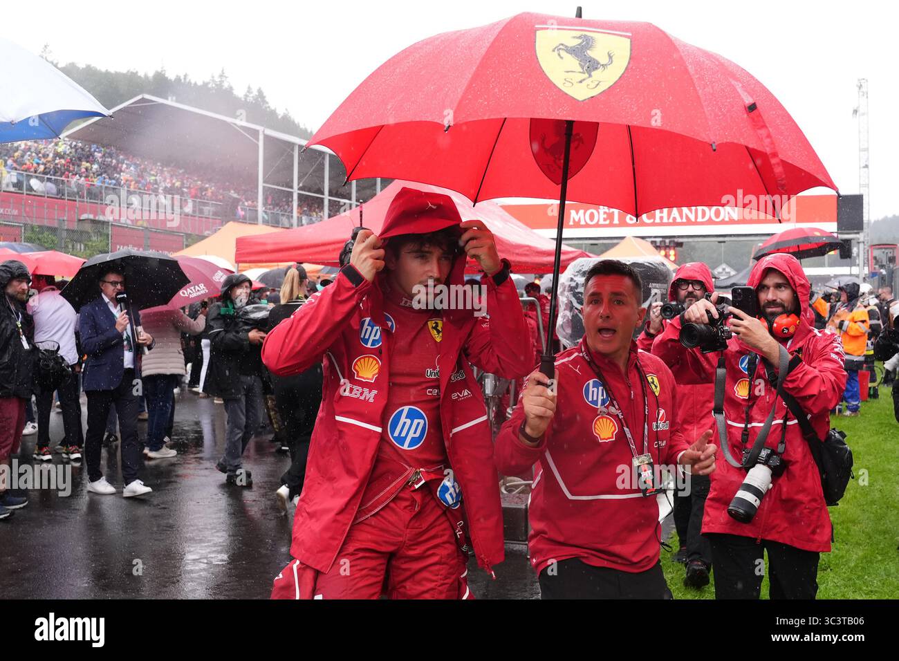 Ferraris Charles Leclerc (links) vor dem Rennen auf dem Circuit de Spa-Francorchamps, Stavelot, Belgien. Bilddatum: Sonntag, 27. Juli 2025. Stockfoto