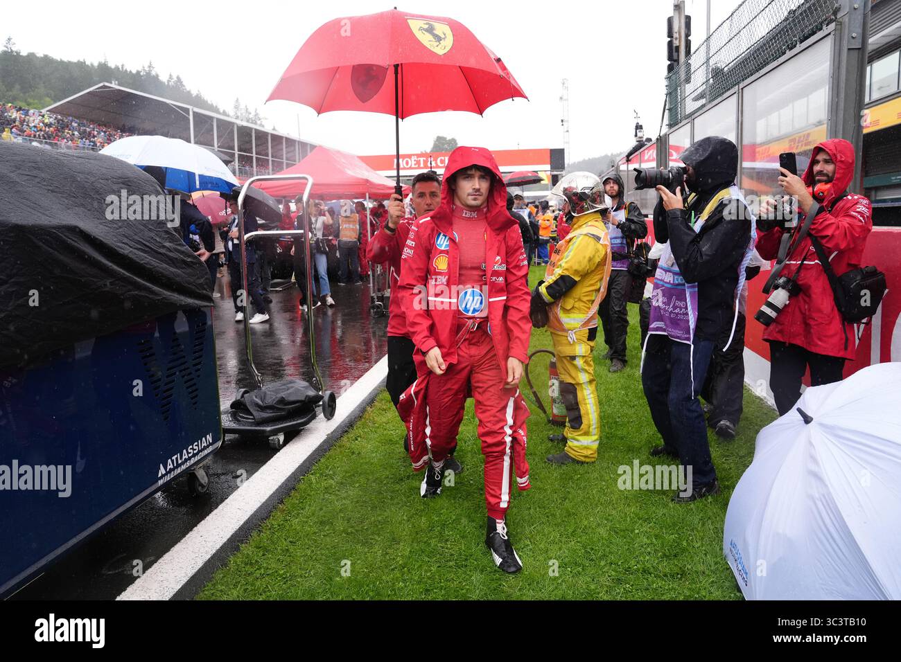 Ferraris Charles Leclerc (Mitte) vor dem Rennen auf dem Circuit de Spa-Francorchamps, Stavelot, Belgien. Bilddatum: Sonntag, 27. Juli 2025. Stockfoto