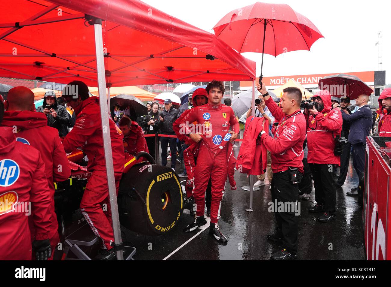 Ferraris Charles Leclerc (Mitte) vor dem Rennen auf dem Circuit de Spa-Francorchamps, Stavelot, Belgien. Bilddatum: Sonntag, 27. Juli 2025. Stockfoto