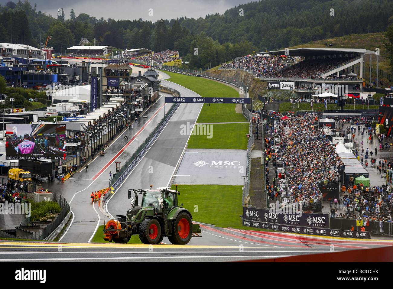 Spa Francorchamps, Belgien. Juli 2025. SPA - Ein Traktor auf der Kurspur Spa-Francorchamps vor dem Start des Großen Preises von Belgien. ANP SEM VAN DER WAL Credit: ANP/Alamy Live News Stockfoto