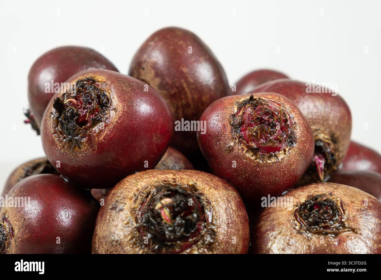 Gesunde Rote Rüben mit natürlicher Haut. Stockfoto