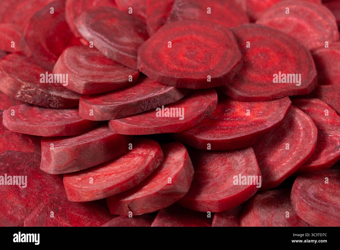 Frische rote Rübe in perfekte Runden schneiden, fertig zum Kochen. Stockfoto