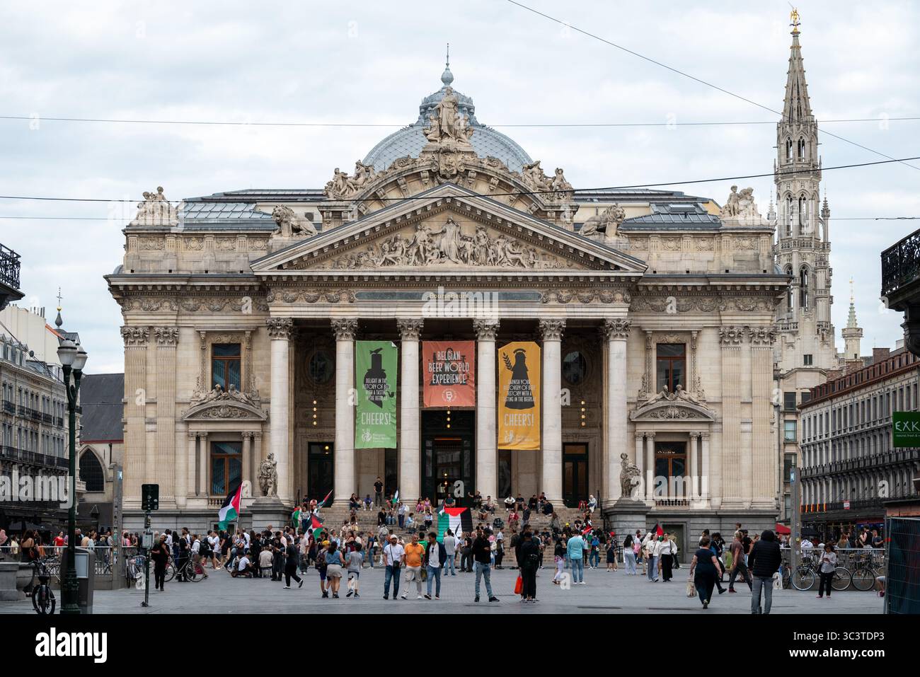 Die Menschen demonstrieren für Palästina und fordern ein Ende der Angriffe Israels auf den Gazastreifen auf dem Platz Place de la Bourse in der Innenstadt von Brus Stockfoto