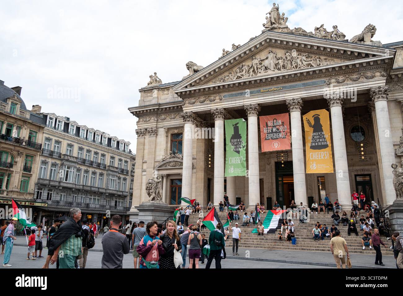 Die Menschen demonstrieren für Palästina und fordern ein Ende der Angriffe Israels auf den Gazastreifen auf dem Platz Place de la Bourse in der Innenstadt von Brus Stockfoto