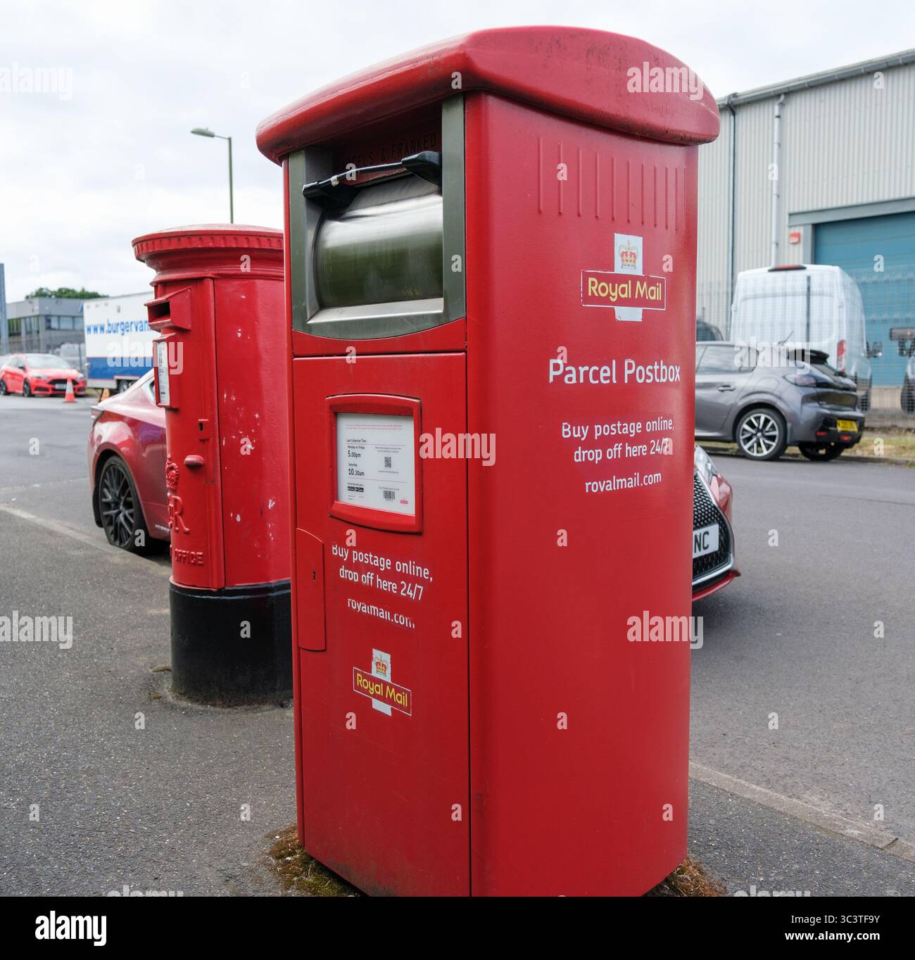 Paketpostfach neben einem Standard-Briefkasten am Straßenrand am Standort Chandlers ford in Southampton Hampshire England. Stockfoto