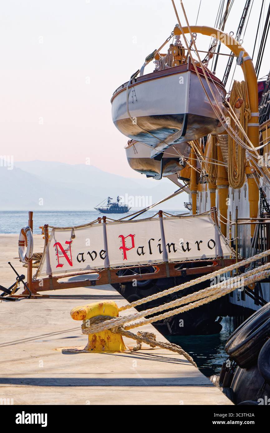 Nave Palinuro vor Anker in Korfu, Griechenland. Segelschulungsschiff für die italienische Marine. Palinuro ist ein dreimastiger, eisengeschälter Barquentin. Stockfoto