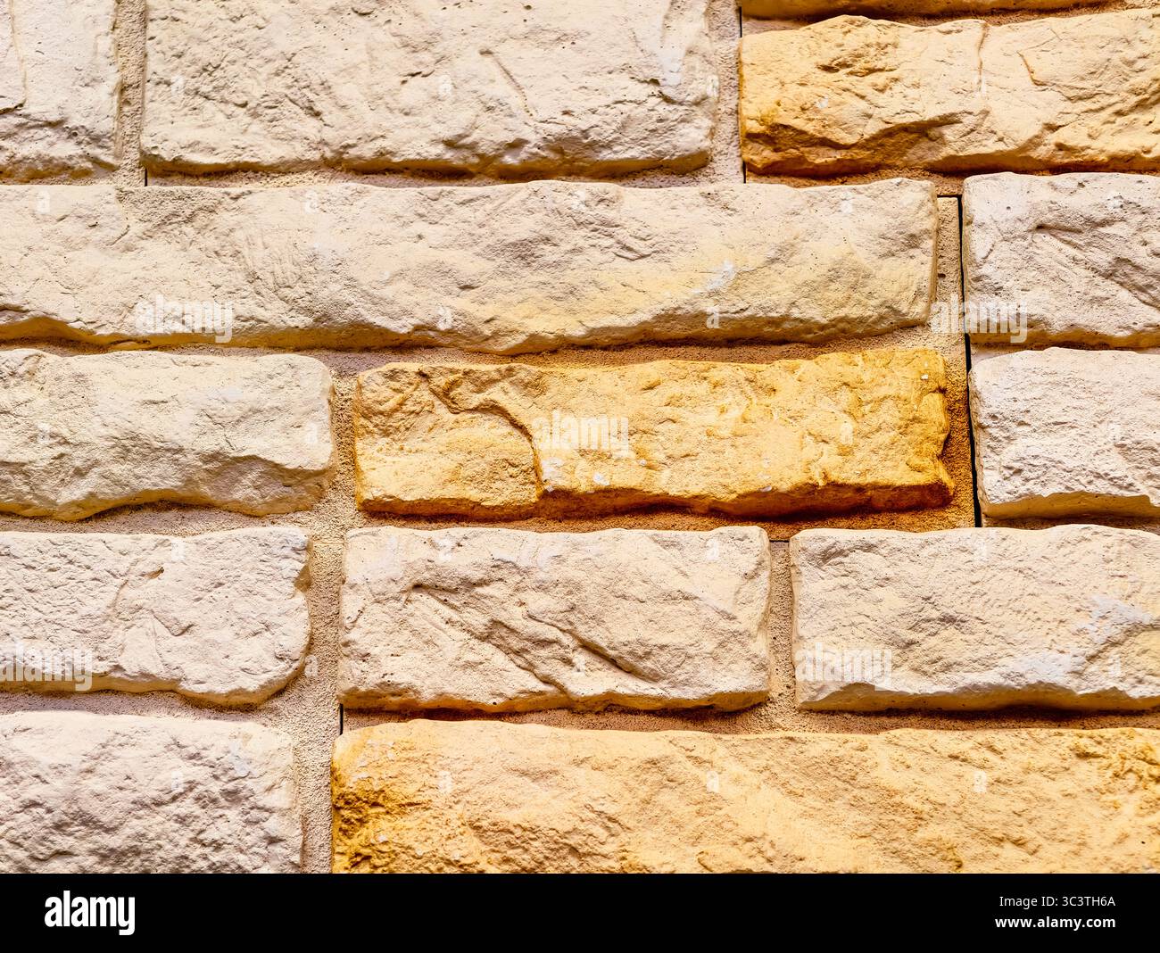 Elegantes Beige und goldener Steinhintergrund mit strukturierter Oberfläche für einladende digitale Designs. Hochauflösendes Hintergrundbild und Bildschirmschoner für Telefone, Tablets, Laptops und Marketing Stockfoto