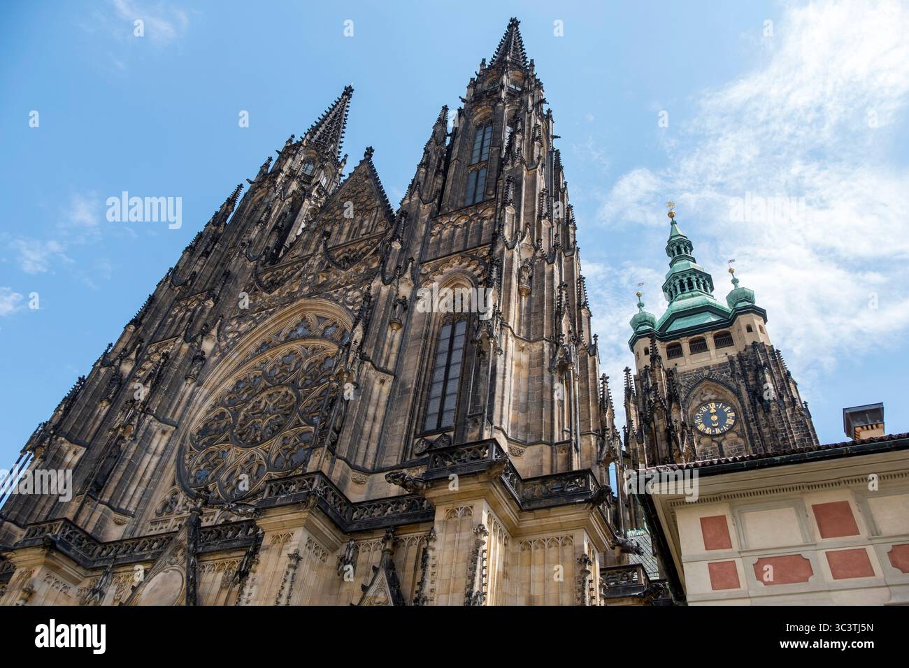Perspektivische Ansicht der gotischen Veitskathedrale in Prag, Tschechische Republik Stockfoto