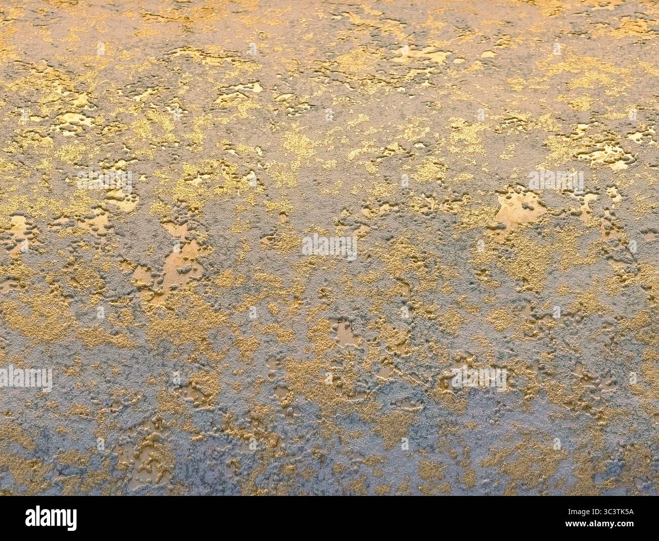 Strukturierter abstrakter Hintergrund in Gold und Grau für atemberaubende digitale Designs. Hochauflösendes Hintergrundbild und Bildschirmschoner für Telefone, Tablets, Laptops und kreatives Marketingmaterial Stockfoto
