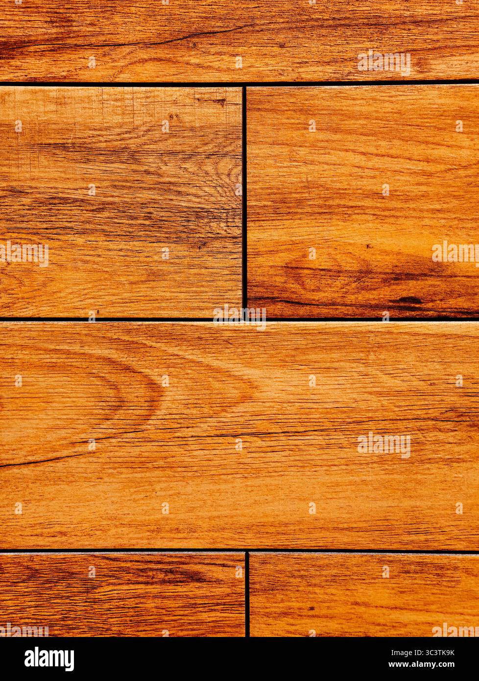 Eleganter warmer Hintergrund mit Holzstruktur für atemberaubende Hintergrundbilder und digitale Designs. Hochauflösende Ästhetik für Telefone, Tablets, Laptops und Marketingmaterialien Stockfoto