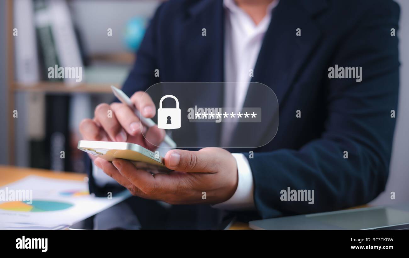Cybersicherheitskonzept mit Geschäftsmann in der Hand des Smartphones und des Kennwortsymbols. Online-Schutz, Datenverschlüsselung und mobile Sicherheit. Stockfoto