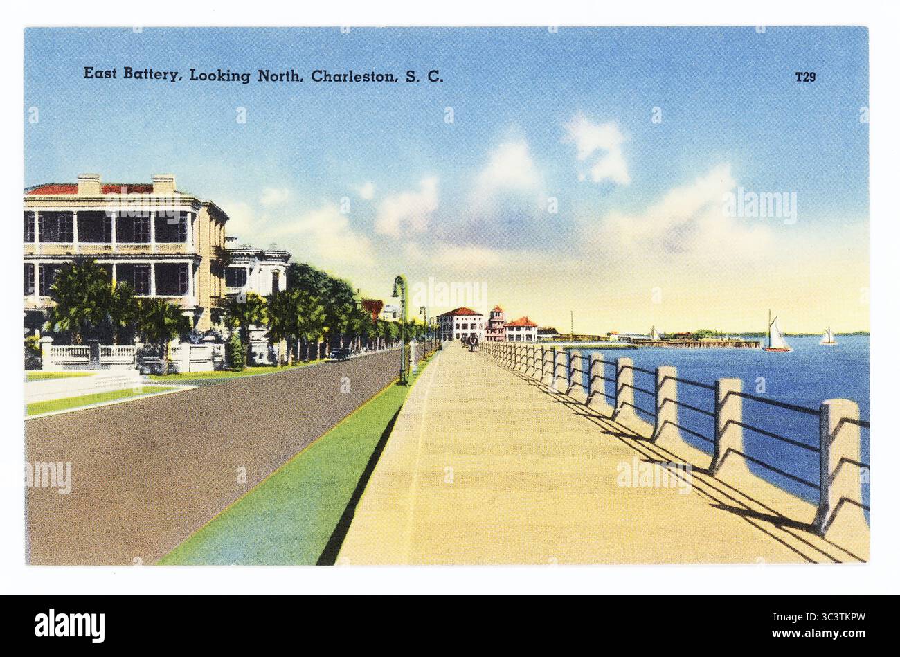 Diese alte Postkarte zeigt East Battery in Charleston, South Carolina, mit Blick nach Norden. Die Beschriftung auf der Karte lautet: „The Battery (White Point Gardens) ist eine wunderschöne Fahrt entlang einer 1500 m langen Wand. Sie überblickt den Hafen von Charleston und bietet einen herrlichen Blick auf die historischen Hafenbefestigungen und jenseits des Atlantischen Ozeans. Stockfoto