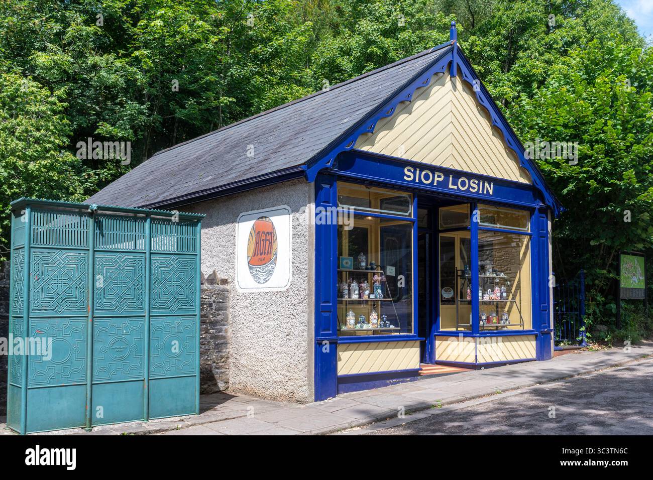 St Fagans National Museum of History, ein Freilichtmuseum in Südwales, Großbritannien, und eine beliebte Besucherattraktion. Der alte Süßwarenladen, SIOP Losin Stockfoto