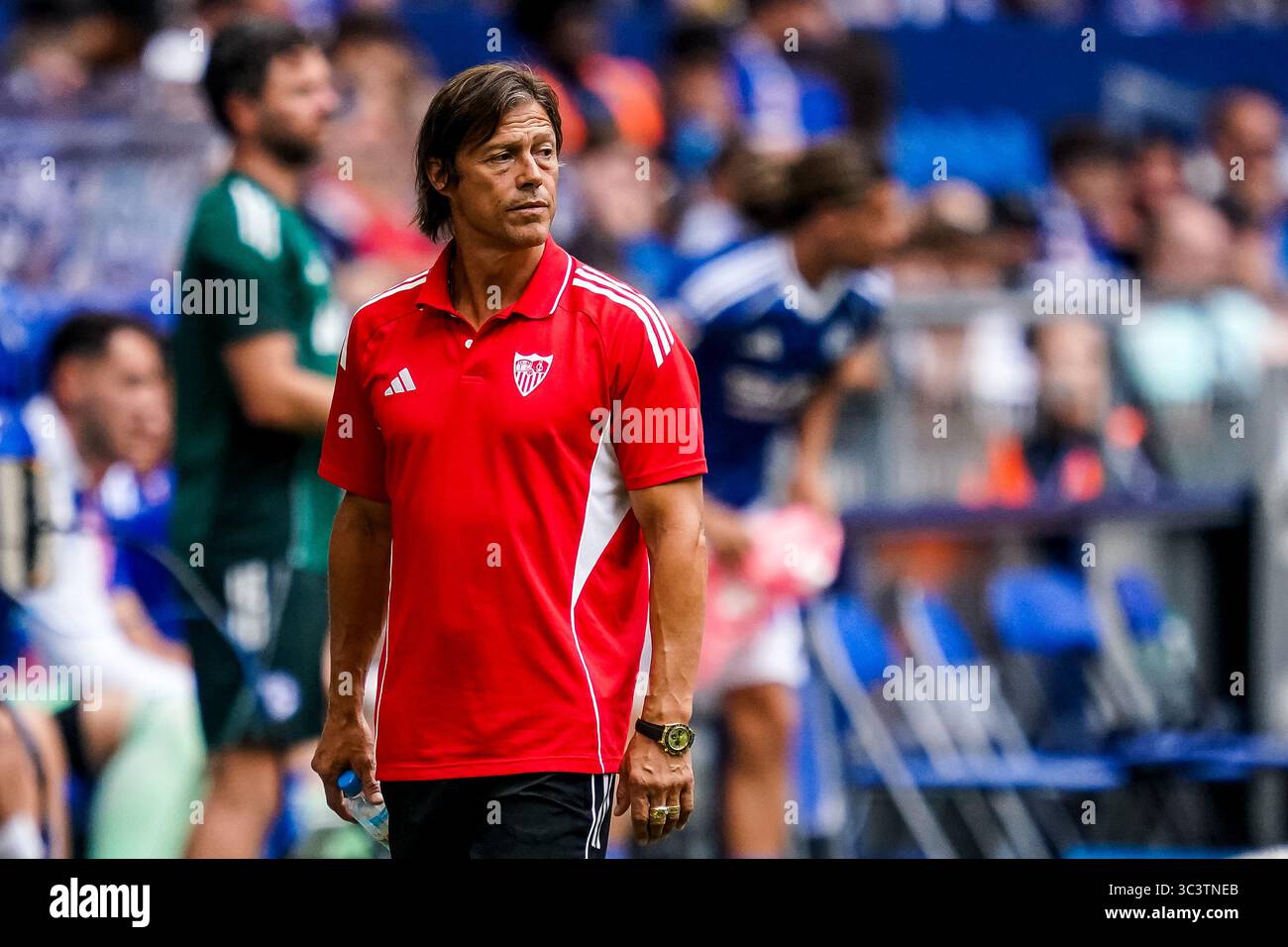 GELSENKIRCHEN, DEUTSCHLAND - 26. JULI: Sevilla FC-Cheftrainer Matias Almeyda blickt am 26. Juli 2025 in Gelsenkirchen auf das Freundschaftsspiel zwischen dem FC Schalke 04 und dem FC Sevilla in der Arena AufSchalke. (Foto: Rene Nijhuis) Credit: René Nijhuis/Alamy Live News Stockfoto