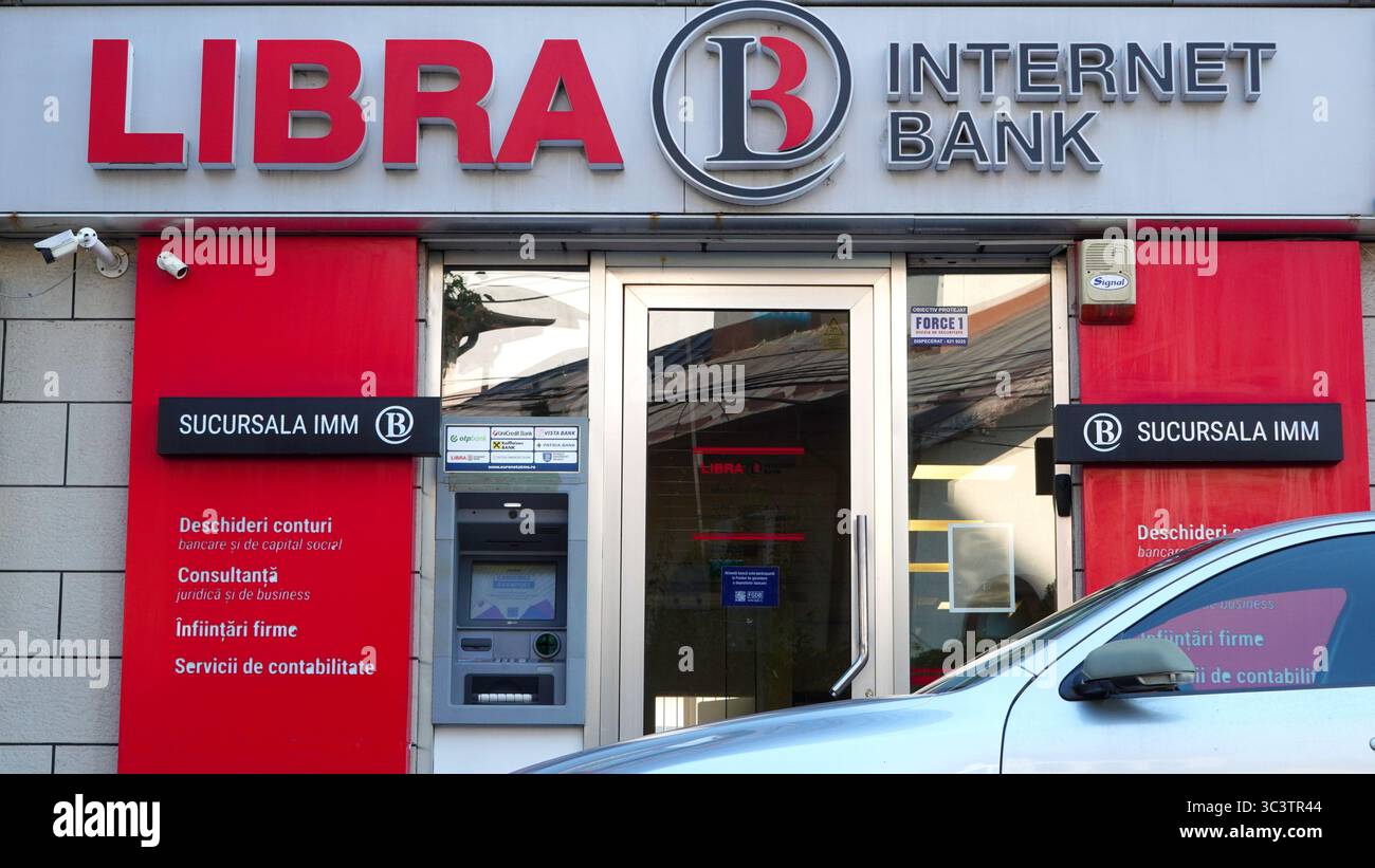 Bukarest, Rumänien – 24. Juli 2025: Außenansicht des Einzelhandelsbüros der Libra Internet Bank mit Logo über der Eingangstür und Geldautomat Stockfoto