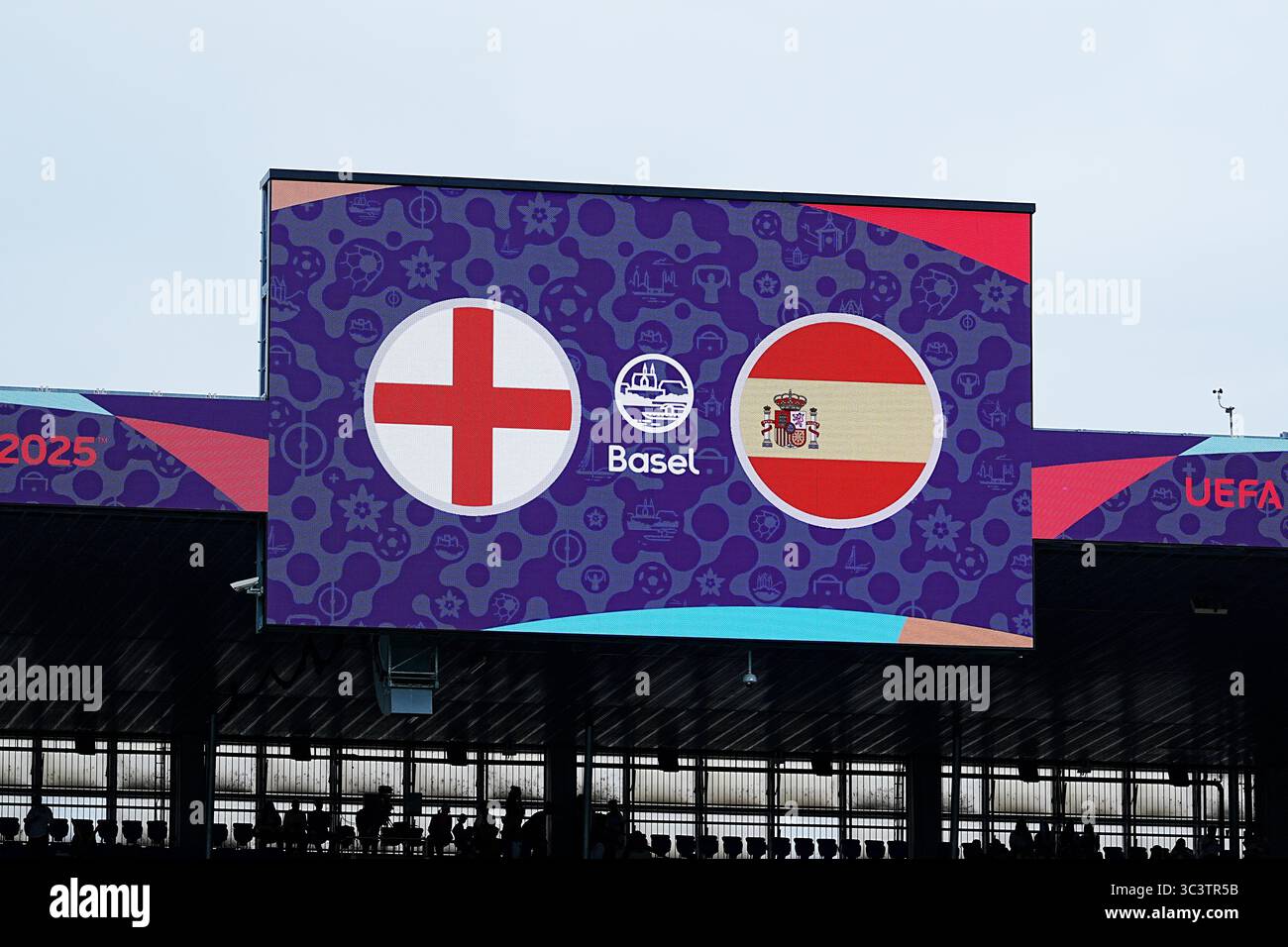 Die große Leinwand zeigt die Nationalflaggen Englands und Spaniens vor dem Finale der UEFA Women's Euro 2025 im St. Jakob-Park in Basel, Schweiz. Bilddatum: Sonntag, 27. Juli 2025. Stockfoto