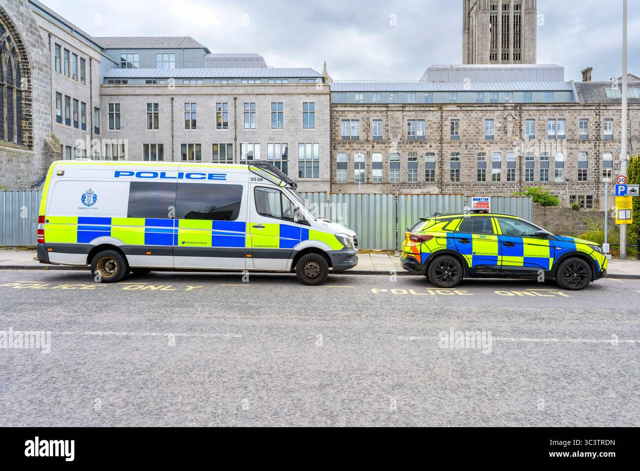 Polizeiauto und -Van parkten in Polizeiparkplätzen in der Queen Street, Aberdeen, Schottland, Großbritannien, Europa Stockfoto