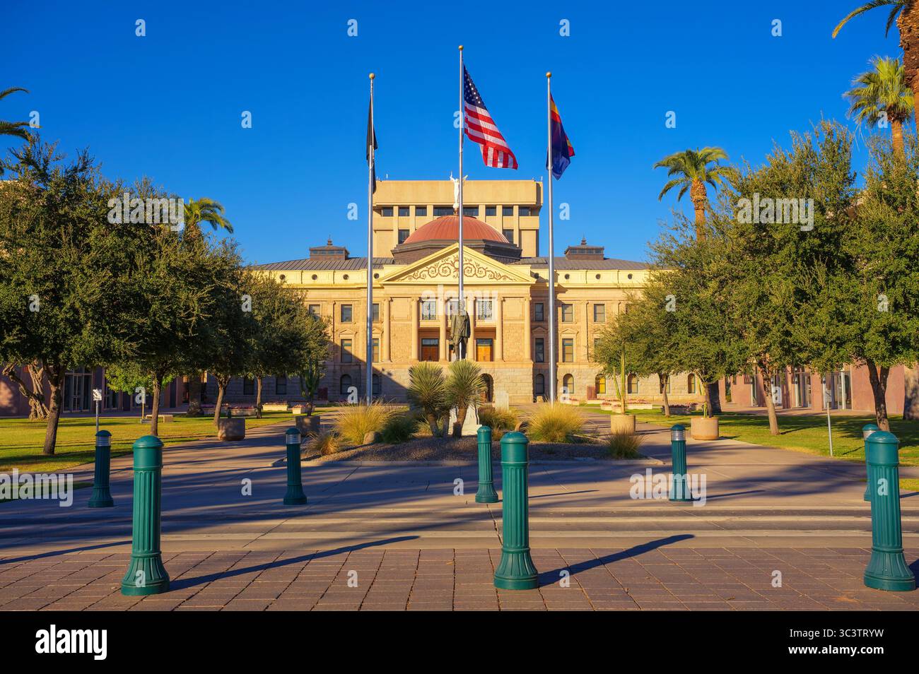 Arizona State Capitol mit Flaggen und Statue in Phoenix, Arizona Stockfoto