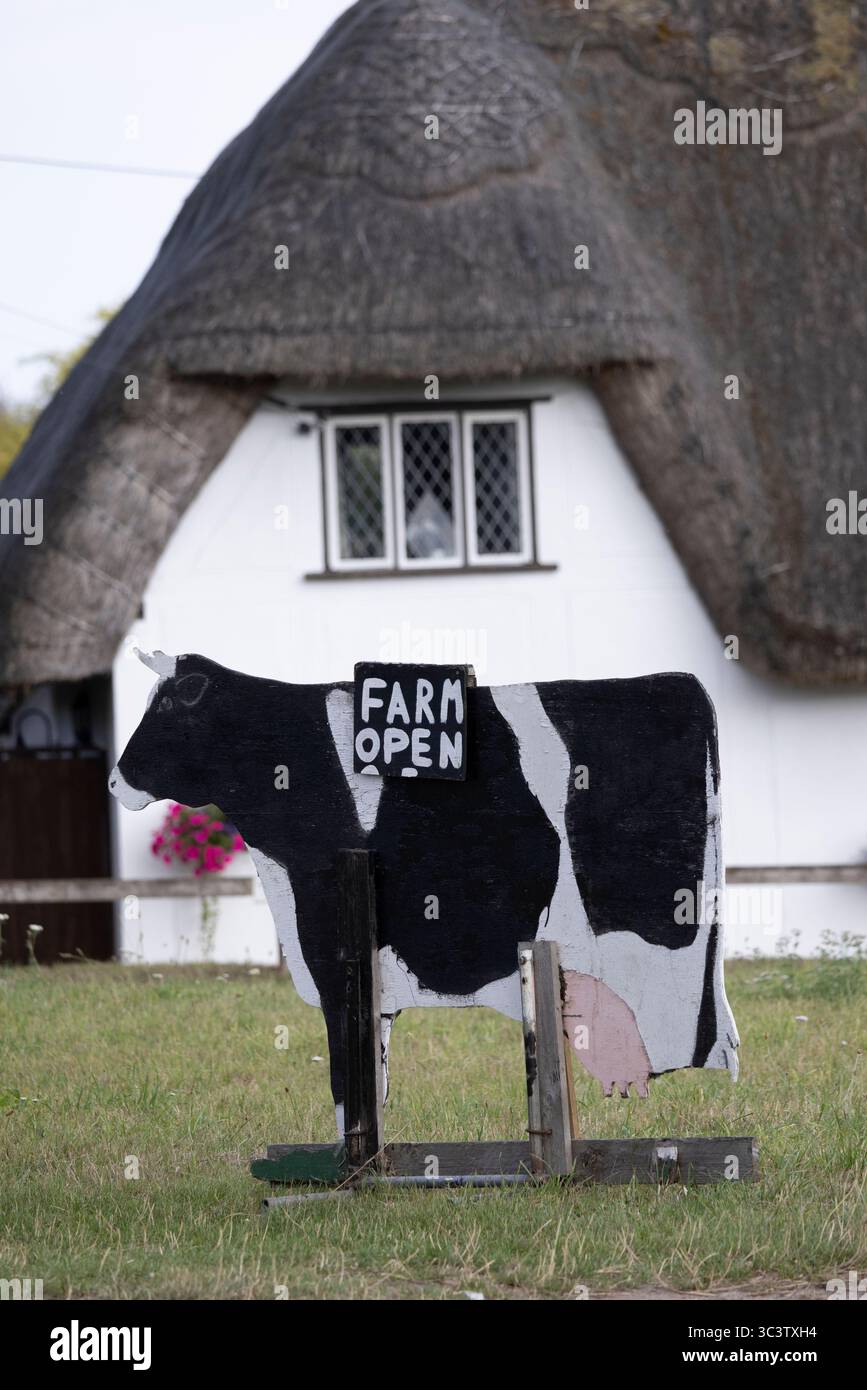 Farm Open Schild, außerhalb eines Dorfes grün mit einem Landhaus im Hintergrund, Essex, England, Vereinigtes Königreich Stockfoto