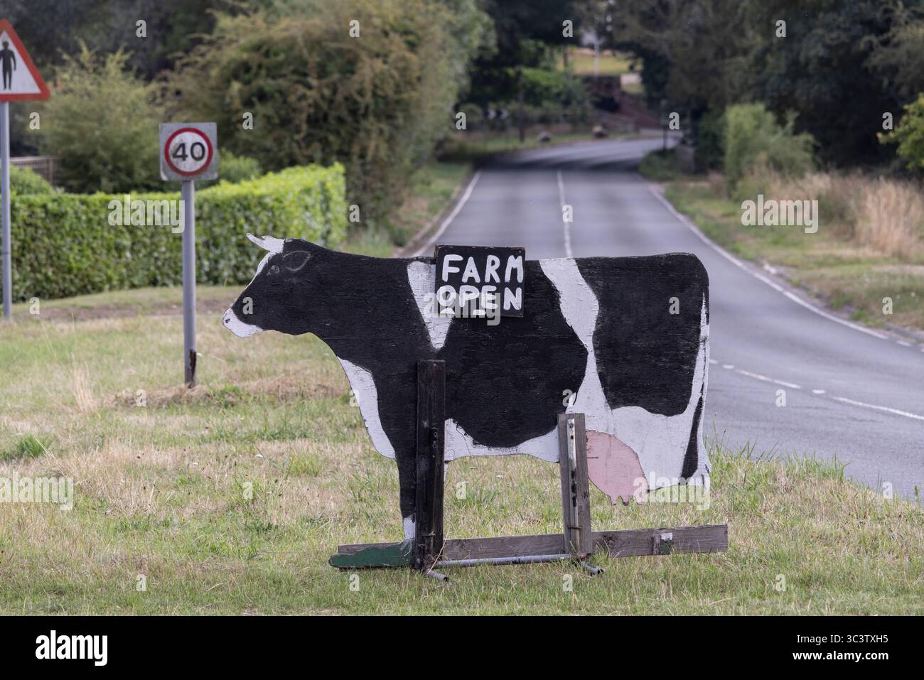 Farm Open Schild, außerhalb eines Dorfes grün mit einem Landhaus im Hintergrund, Essex, England, Vereinigtes Königreich Stockfoto