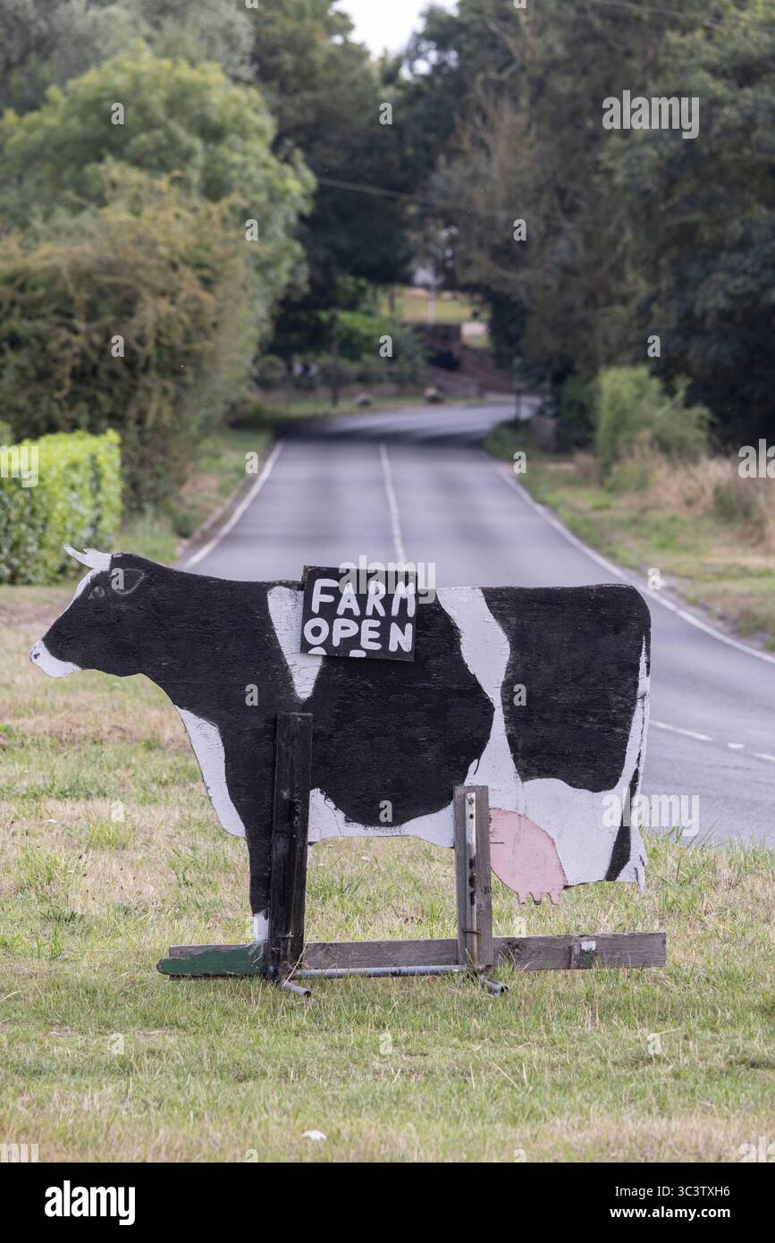 Farm Open Schild, außerhalb eines Dorfes grün mit einem Landhaus im Hintergrund, Essex, England, Vereinigtes Königreich Stockfoto