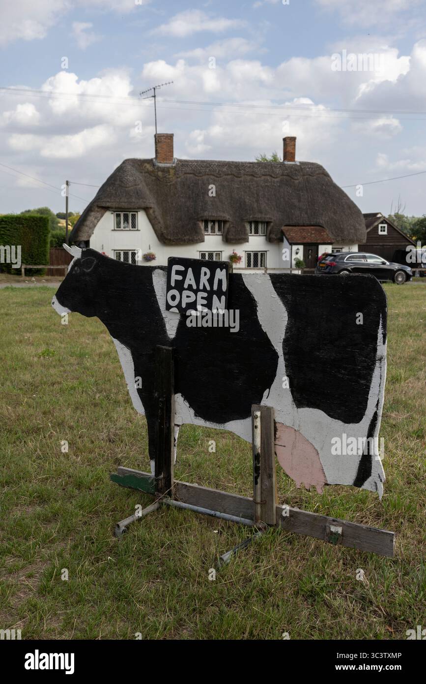Farm Open Schild, außerhalb eines Dorfes grün mit einem Landhaus im Hintergrund, Essex, England, Vereinigtes Königreich Stockfoto