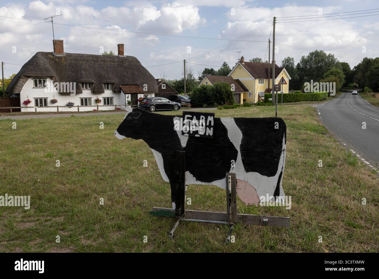 Farm Open Schild, außerhalb eines Dorfes grün mit einem Landhaus im Hintergrund, Essex, England, Vereinigtes Königreich Stockfoto