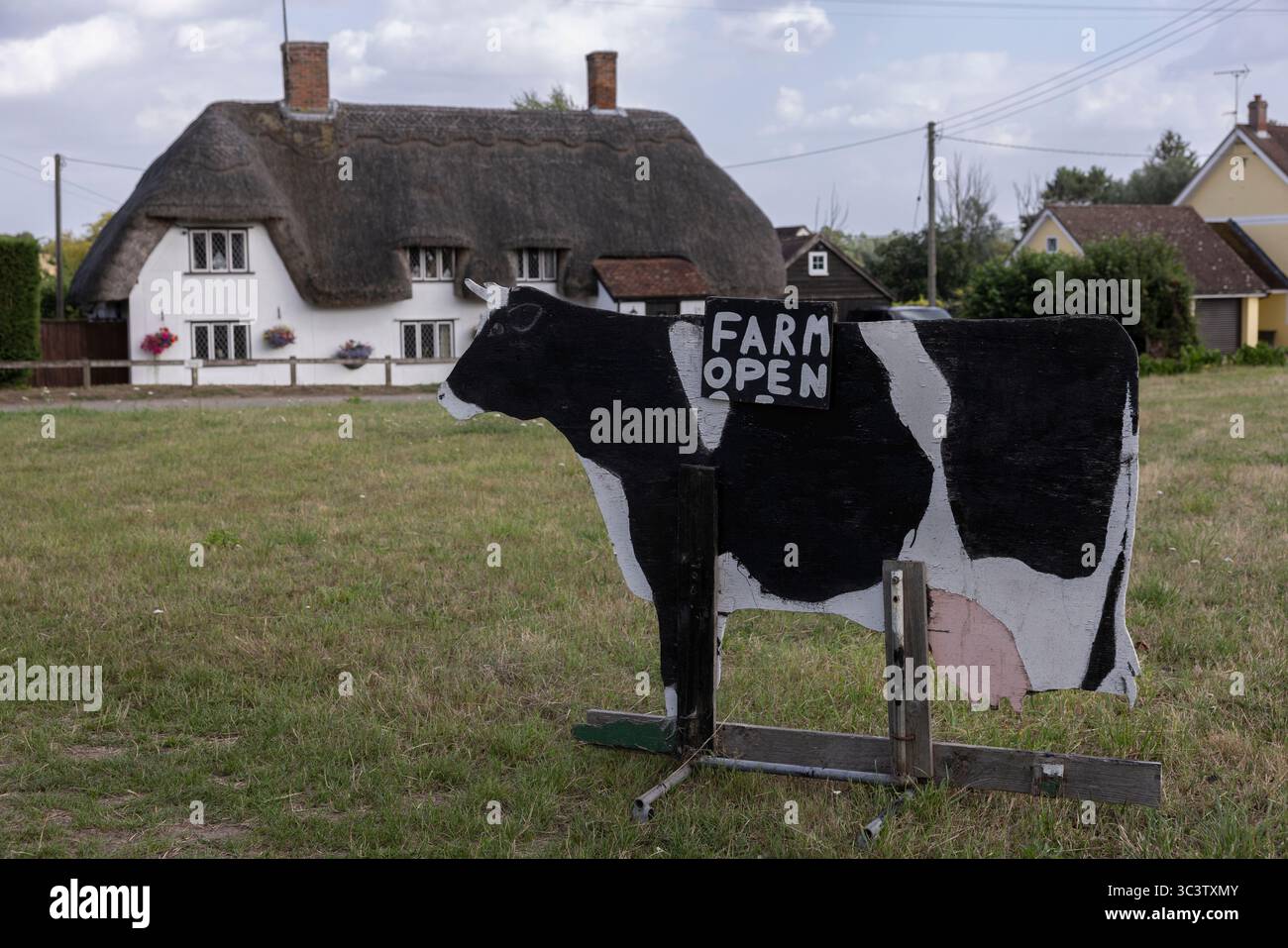 Farm Open Schild, außerhalb eines Dorfes grün mit einem Landhaus im Hintergrund, Essex, England, Vereinigtes Königreich Stockfoto