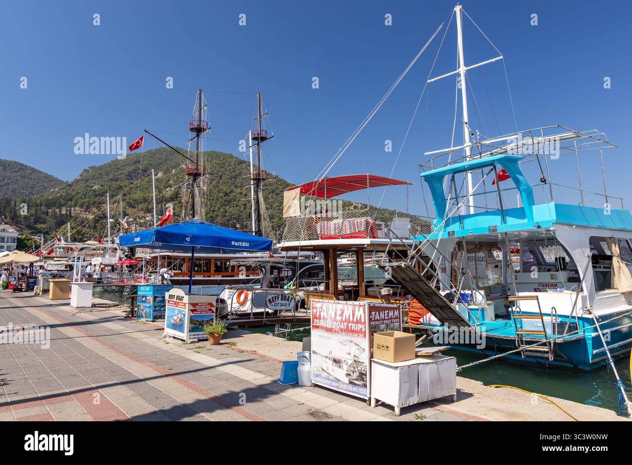 Touristenboote liegen im Hafen von Fethiye, neben der Uferpromenade, Fethiye, Provinz Mugla, Türkei Stockfoto