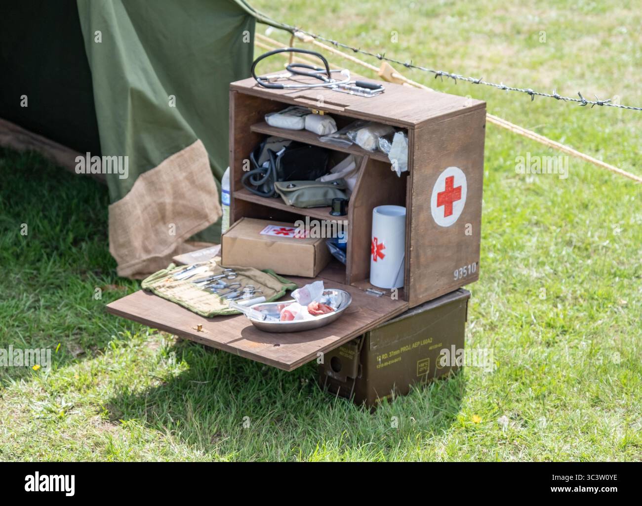 Nahaufnahme einer hölzernen erste-Hilfe-Box aus dem Zweiten Weltkrieg voller medizinischer Vorräte, die 2025 auf der Suffolk-Militärshow im Trinity Park in Ipswich ausgestellt wurde Stockfoto