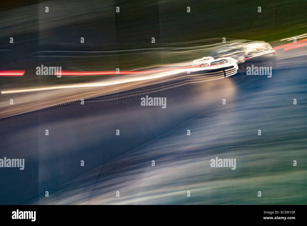 Abstrakte Fotografie. Absichtlich geschüttelt, unscharf, verschwommen, unregelmäßig belichtet. Kreative, digital verarbeitete Straßenfotografie. Stockfoto