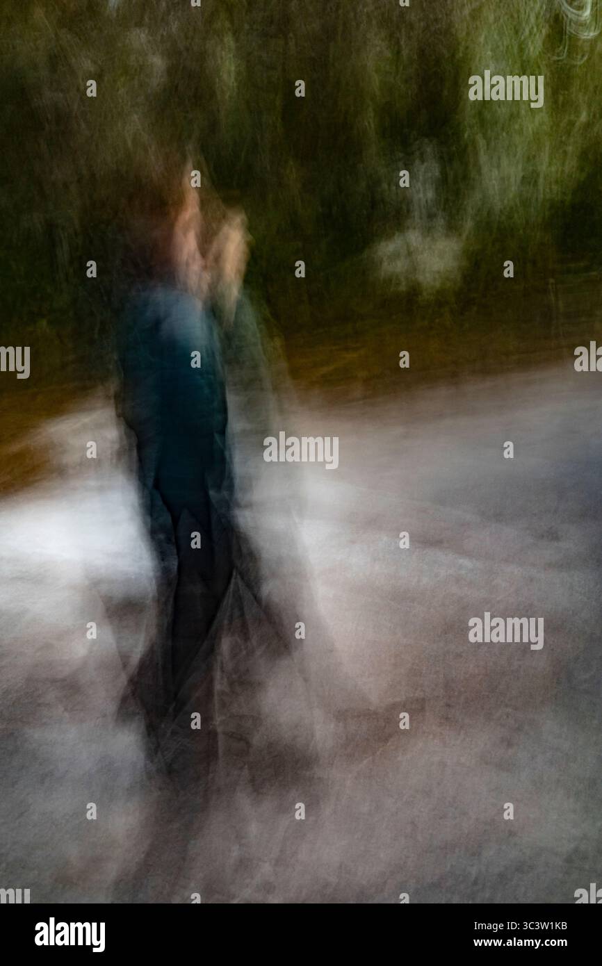 Abstrakte Fotografie. Absichtlich geschüttelt, unscharf, verschwommen, unregelmäßig belichtet. Kreative, digital verarbeitete Straßenfotografie. Stockfoto