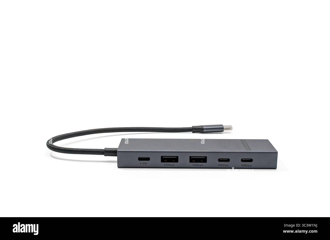 Moderner USB-C-Hub mit vier sichtbaren Anschlüssen, die mit Geschwindigkeit und Leistungsabgabe gekennzeichnet sind. Sauberes, minimales Design auf weißem Hintergrund. Stockfoto