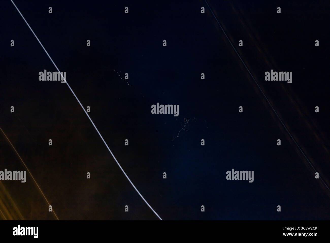 Abstrakte Fotografie. Absichtlich geschüttelt, unscharf, verschwommen, unregelmäßig belichtet. Kreative, digital verarbeitete Straßenfotografie. Stockfoto